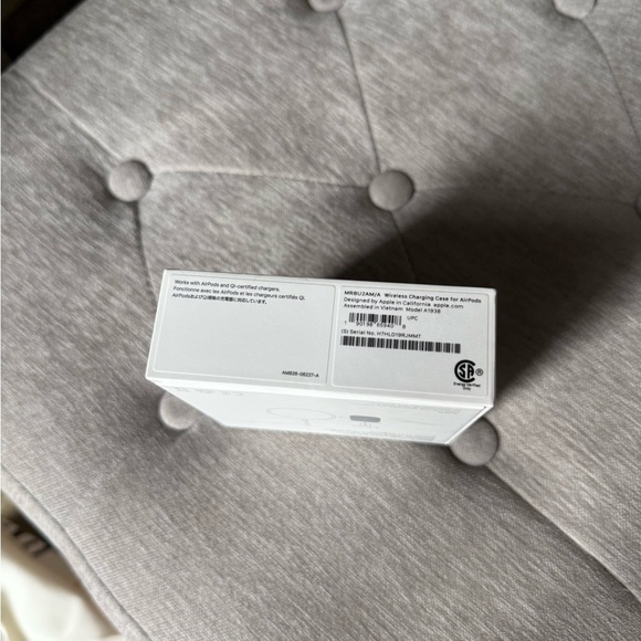 Apple Wireless Charging Case for AirPods- White - Picture 2 of 9